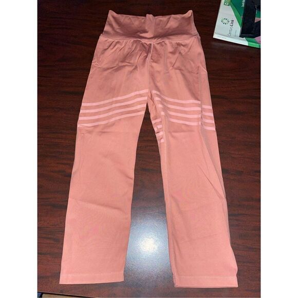 Toned by Ashy Bines 3/4 Leggings with Shiny Stripes - Picture 1 of 11